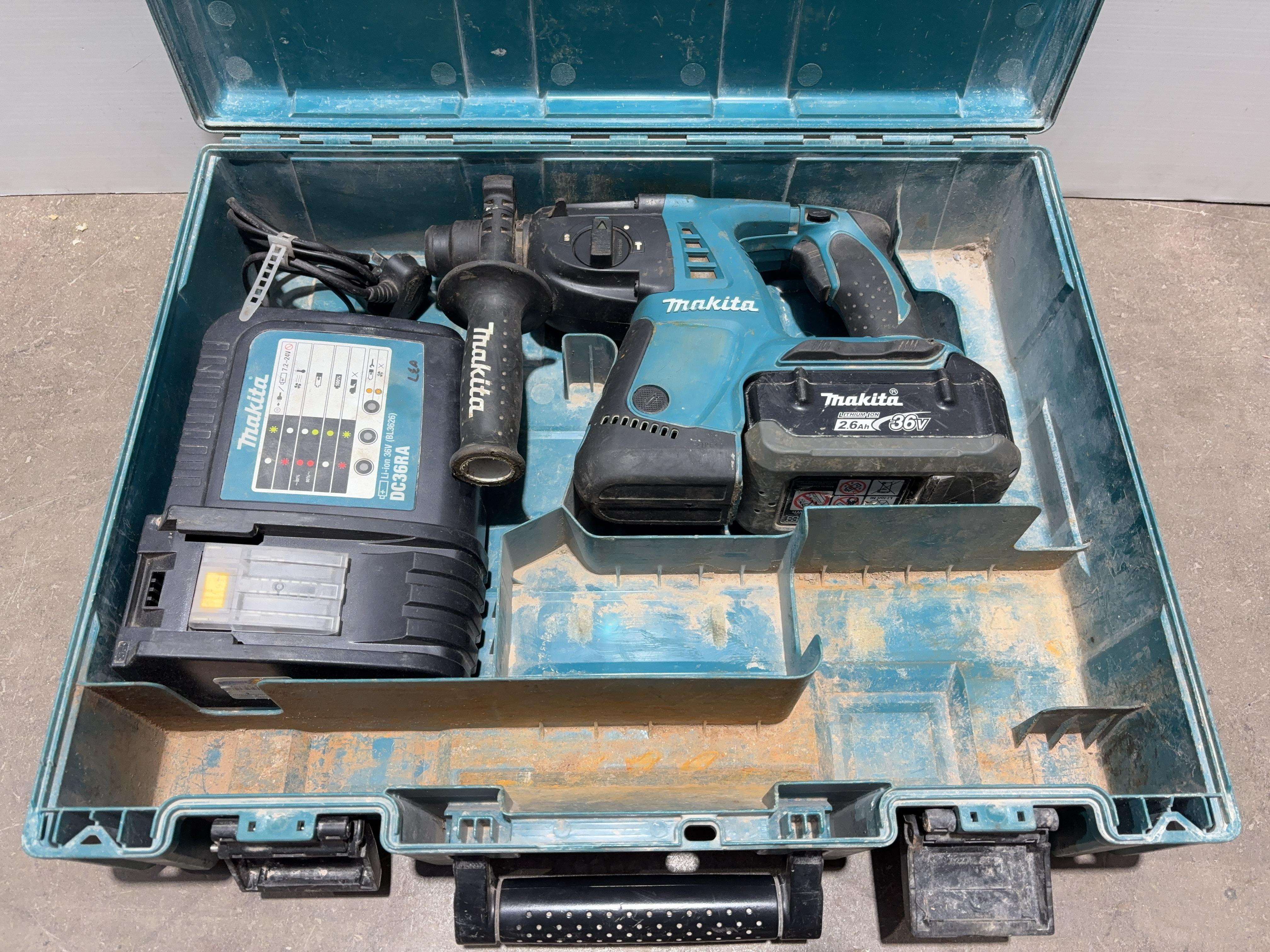 Makita BHR262 cordless combination hammer drill in carry case with 1 x battery and 1 x charger - photo 1