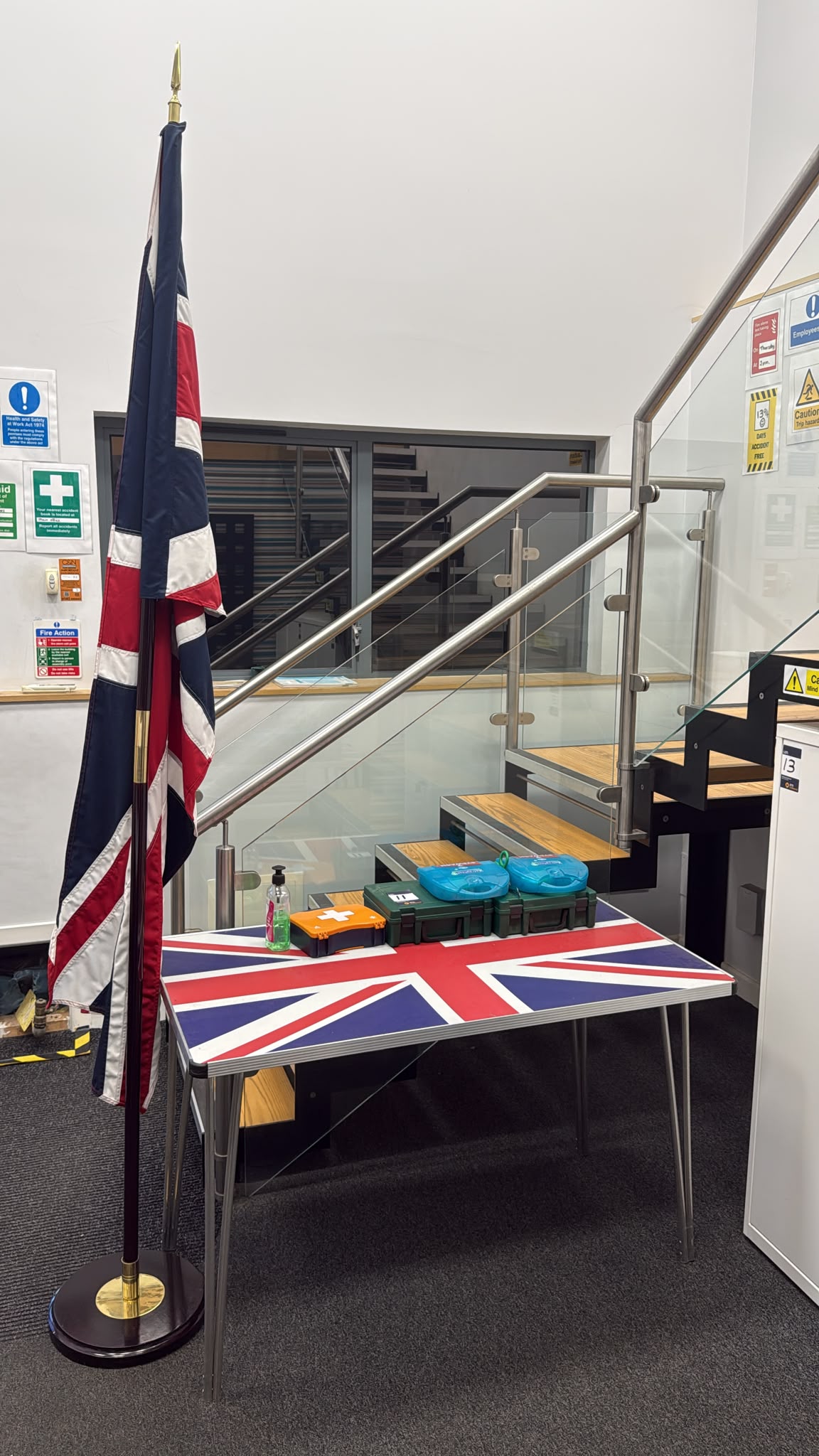 Union Flag Standard, Flag Table & First Aid Kits - photo 1