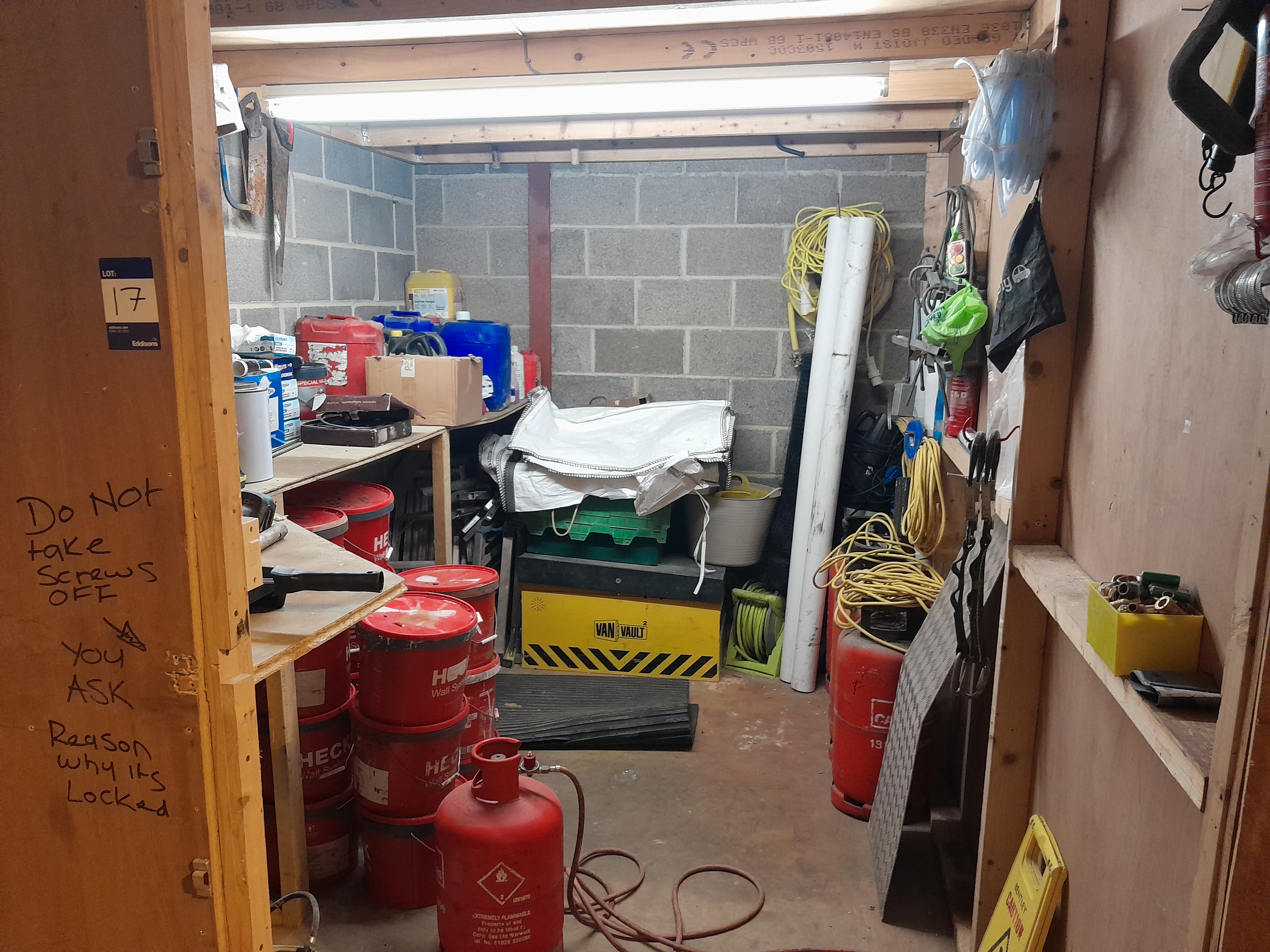 Contents to room including; hand tools, latex gloves, c. 20 : Heck KC4S tubs, , Van Vault (NO KEY), - photo 1
