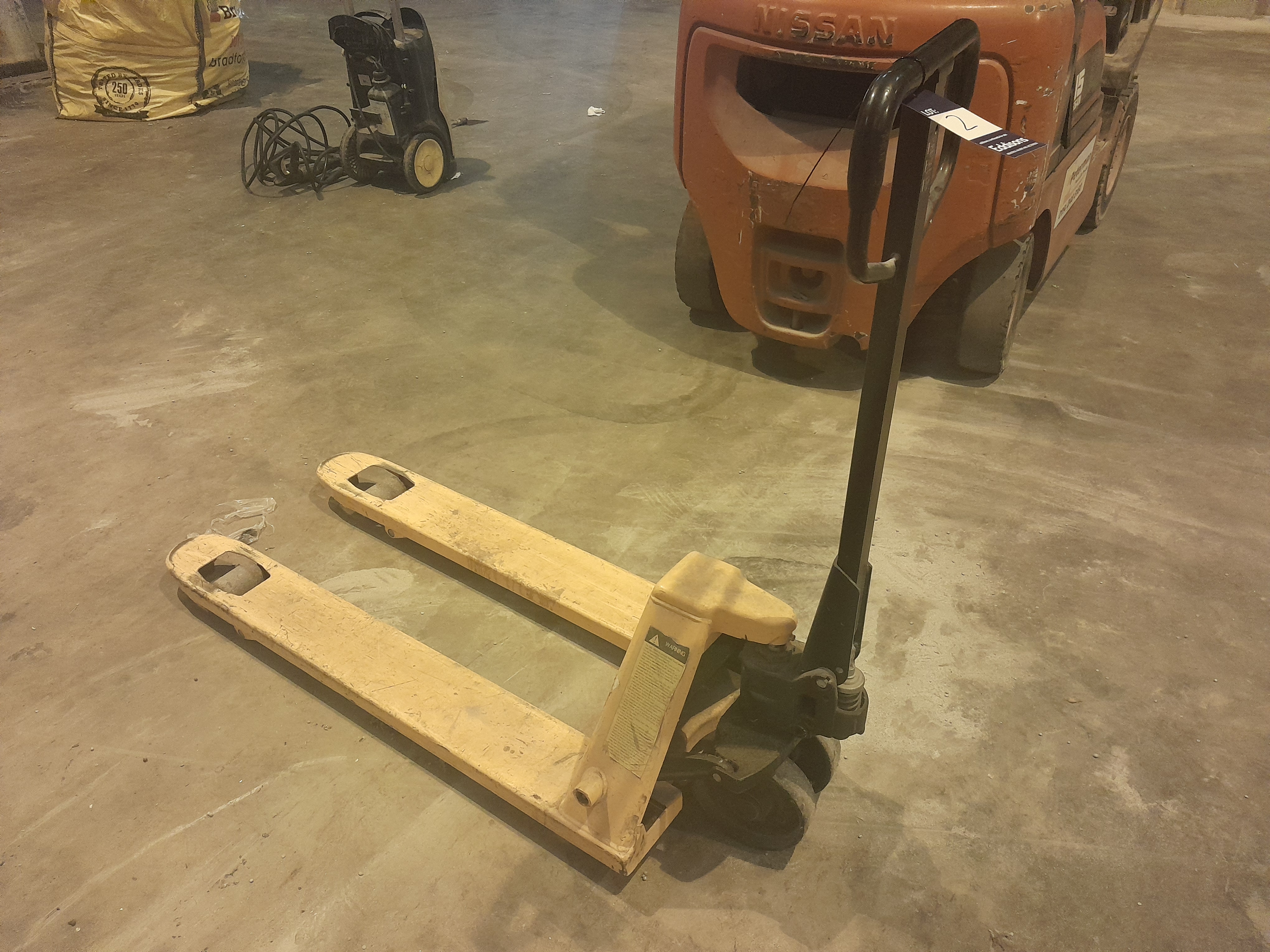 Unbadged pallet truck, 2500kg capacity - photo 1