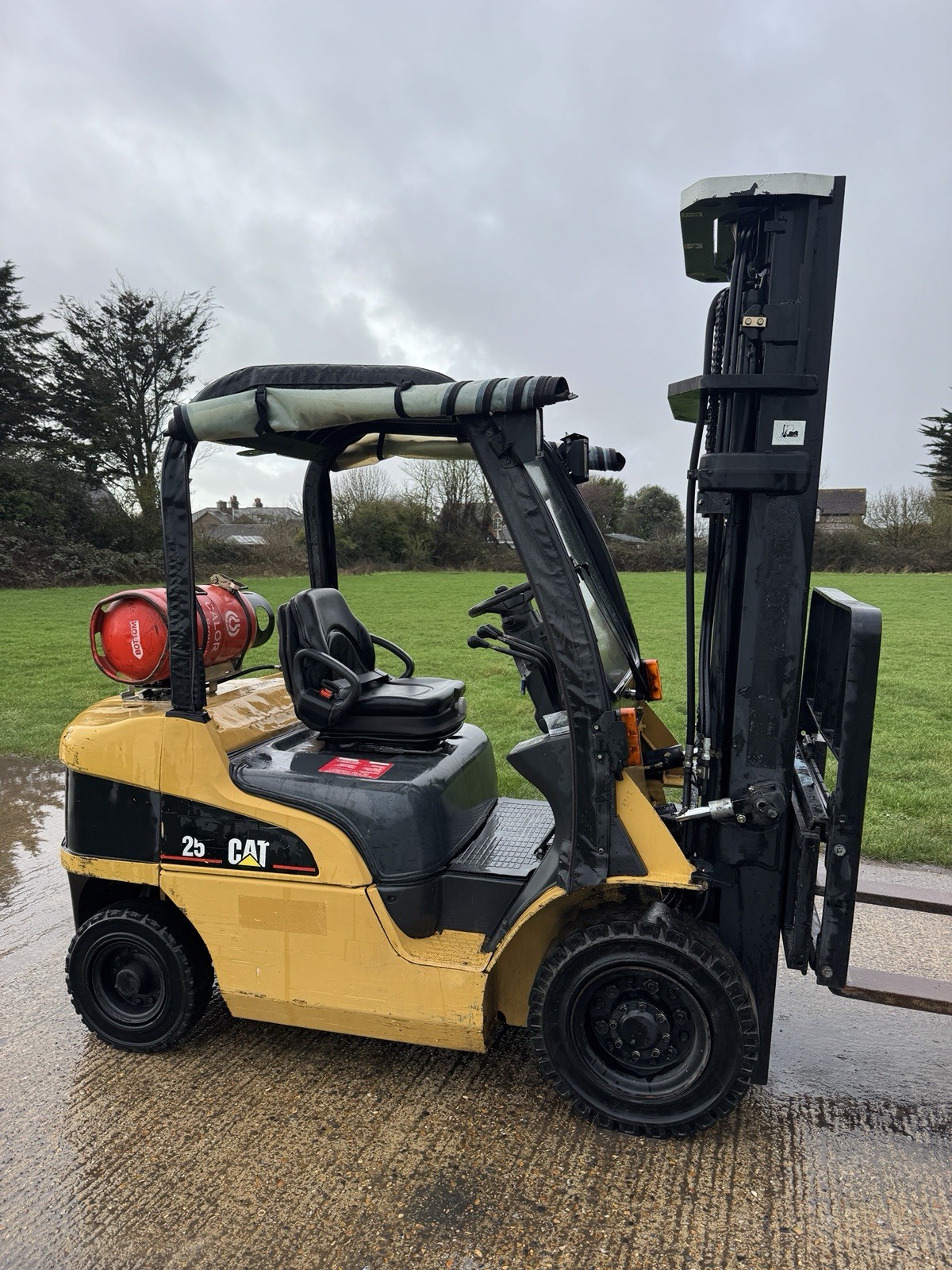 Caterpillar 2.5 Tonne Gas Forklift, Triple Mast - photo 1
