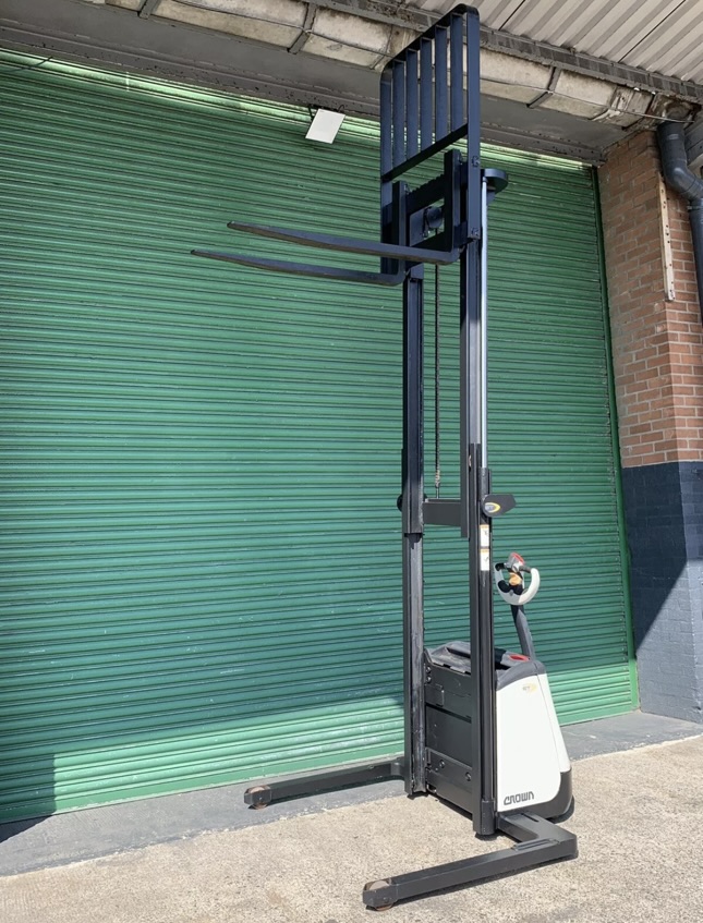 Crown ST3000 Walkie Stacker Electric Pallet Forklift RESERVE SIGNIFICANTLY REDUCED manufactured in - photo 1