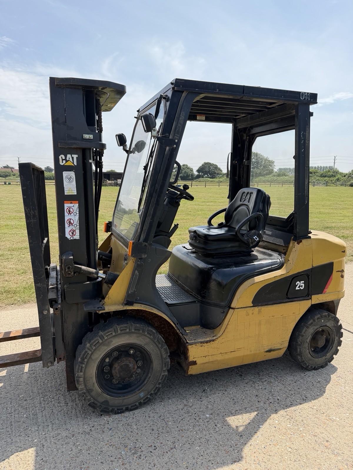 Caterpillar 2.5 Tonne Diesel Forklift Truck, Container Spec, Full Cab, Only 3000 Hours - photo 1