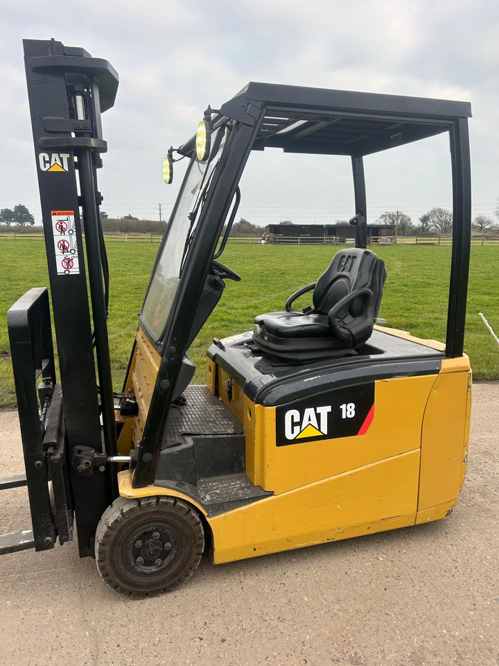 Caterpillar 1.8 Tonne Electric Forklift Truck Only 2513 Hours - photo 1