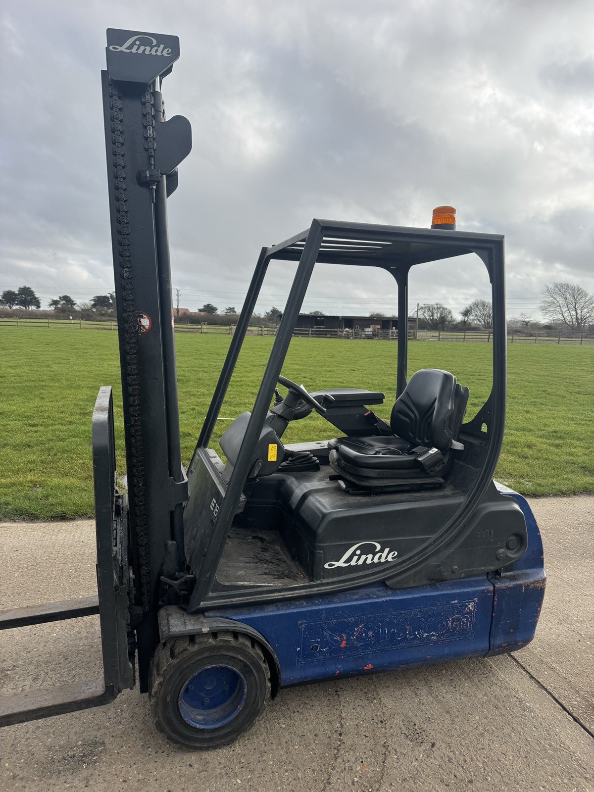 Linde 1.8 Tonne Electric Forklift, 5956 Hours, 4m Duplex Mast with Side Shift - photo 1
