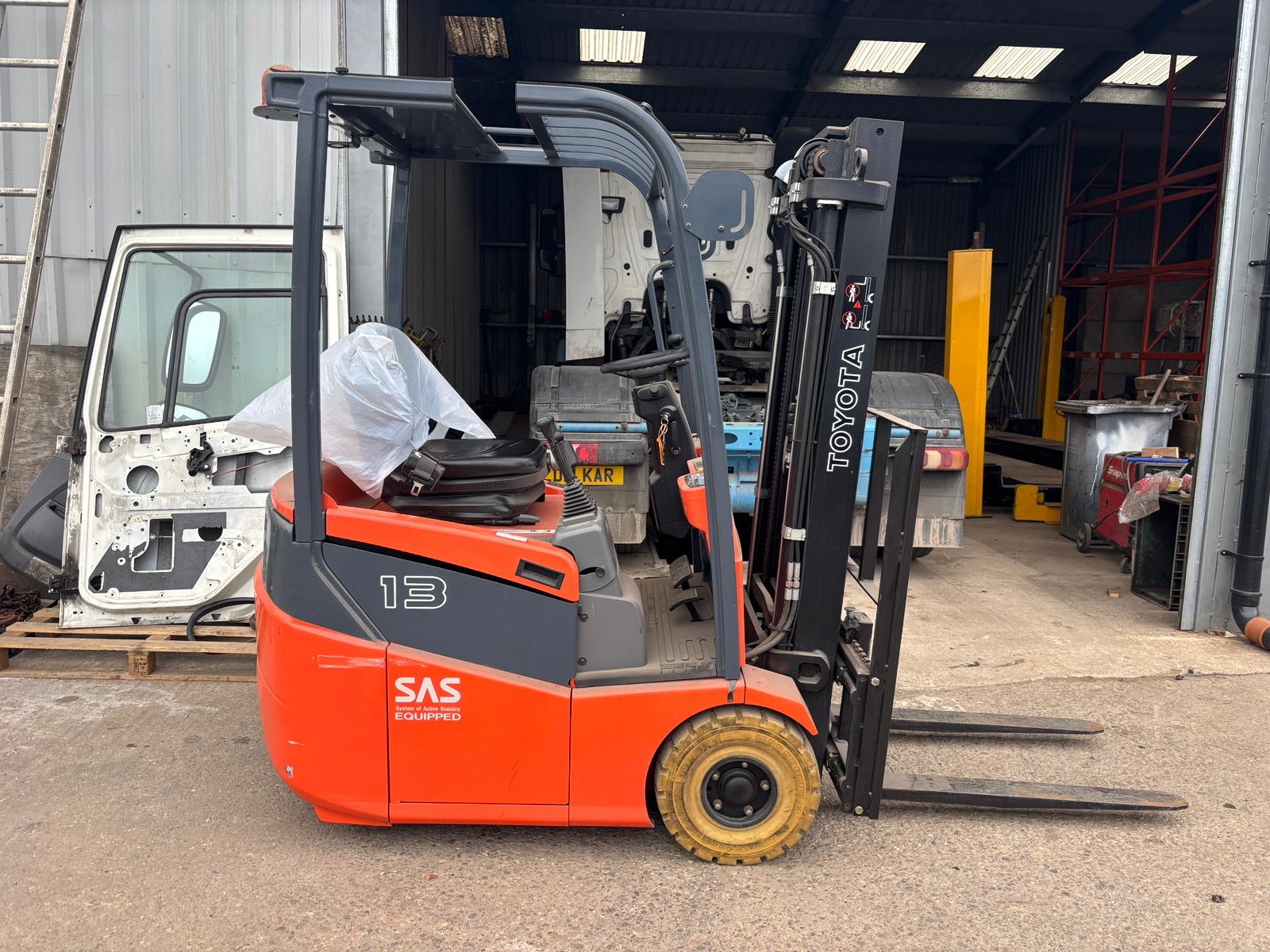 Toyota 1,3 Tonne Electric Forklift Low 3000 hours year of manufacture 2007 charger included max - photo 1