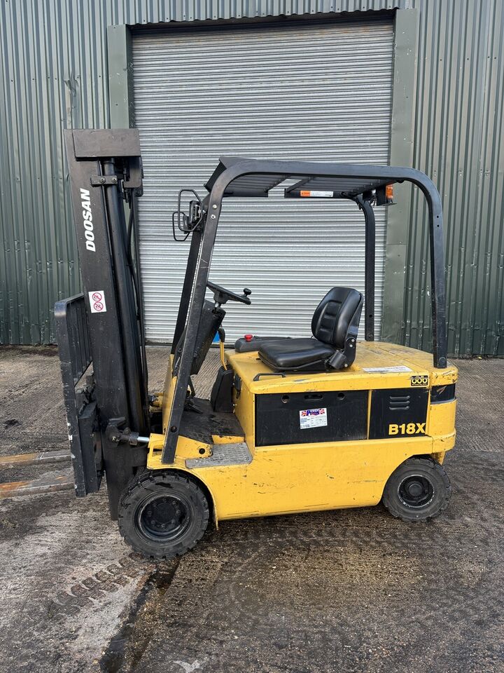 Doosan 1.8 Tonne Electric Forklift 4 wheeler very good condition triple master with side shift - photo 1