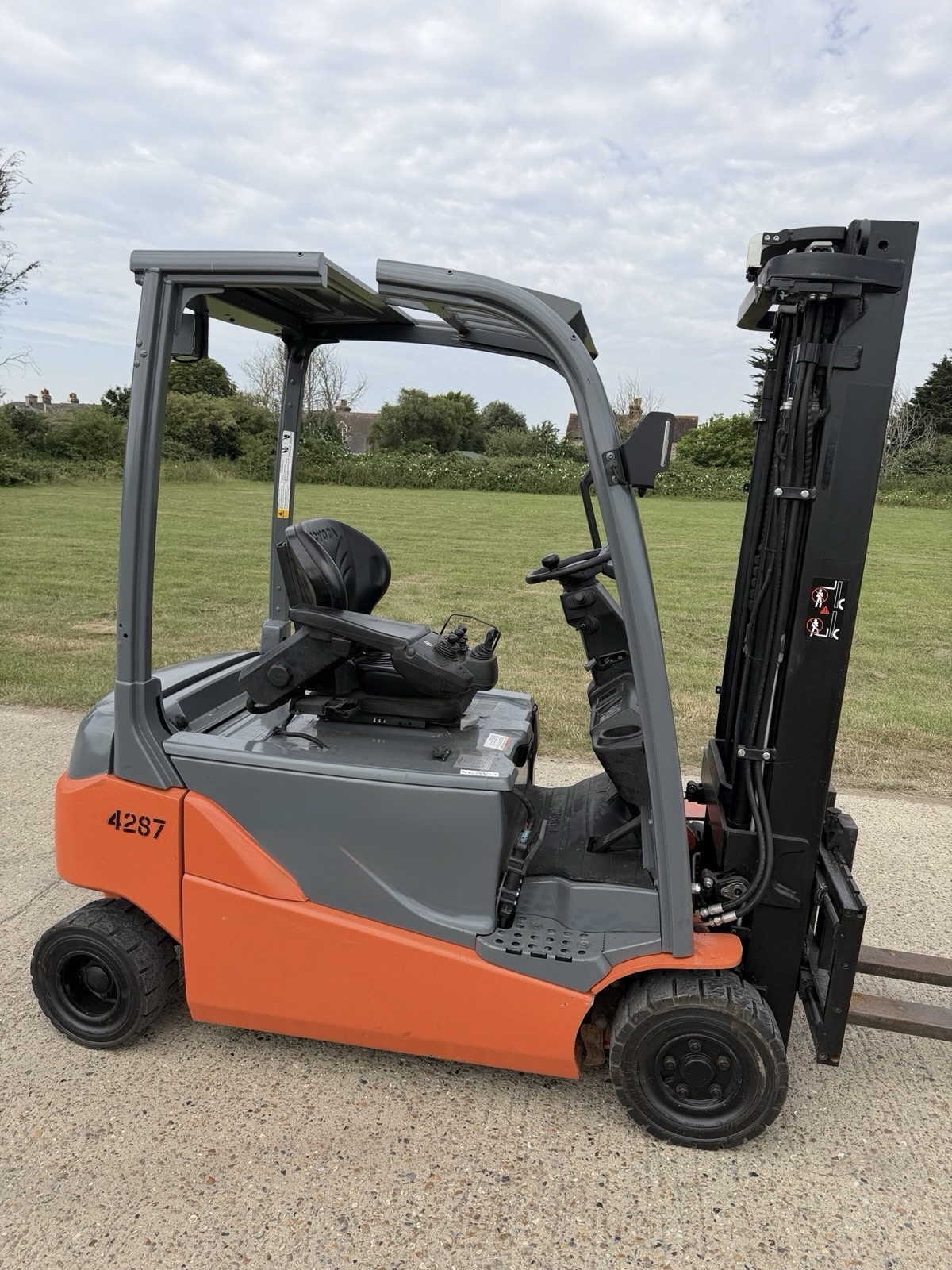 Toyota 1.6 Tonne Electric Forklift Truck, Container Spec, Triple Mast with Side Shift - photo 1