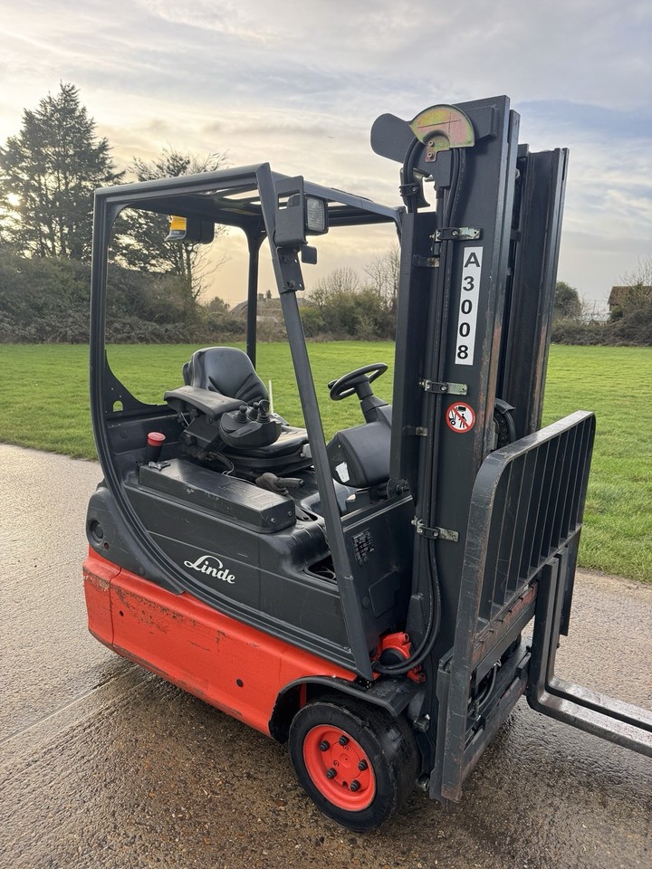 2006 Linde 1.4 Tonne Electric Forklift, Container Spec, 5930 Hours Complete with Charger - photo 1