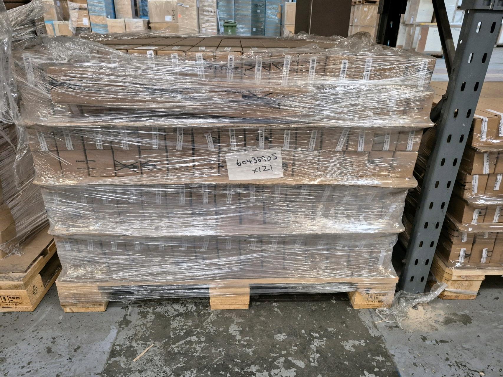 Job Lot of 46 x Sage Green Floor Corner Post 700mm - 60438905 - photo 1