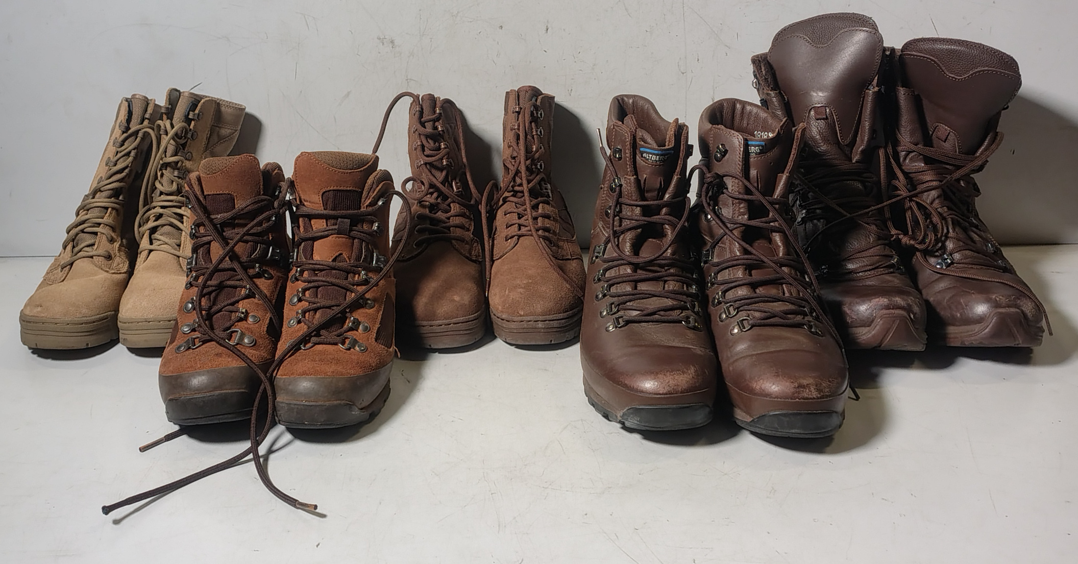 100x pairs of Grade 2 Various combat boots - may include - Magnum, YDS, Haix - mixed sizes - photo 1