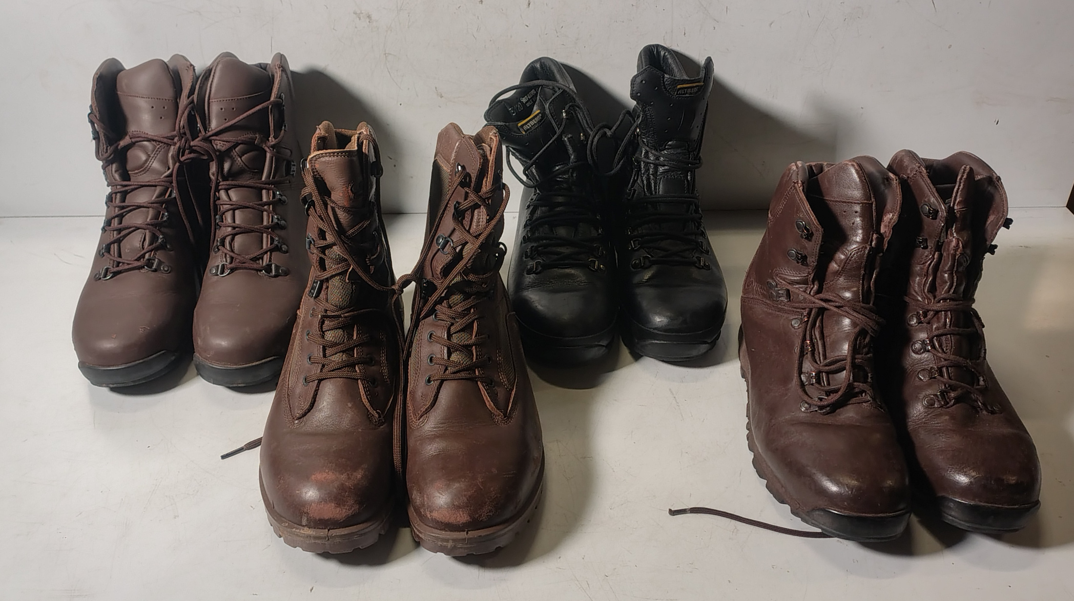 100x pairs of Grade 2 Various combat boots - may include - Magnum, YDS, Haix - mixed sizes - photo 1