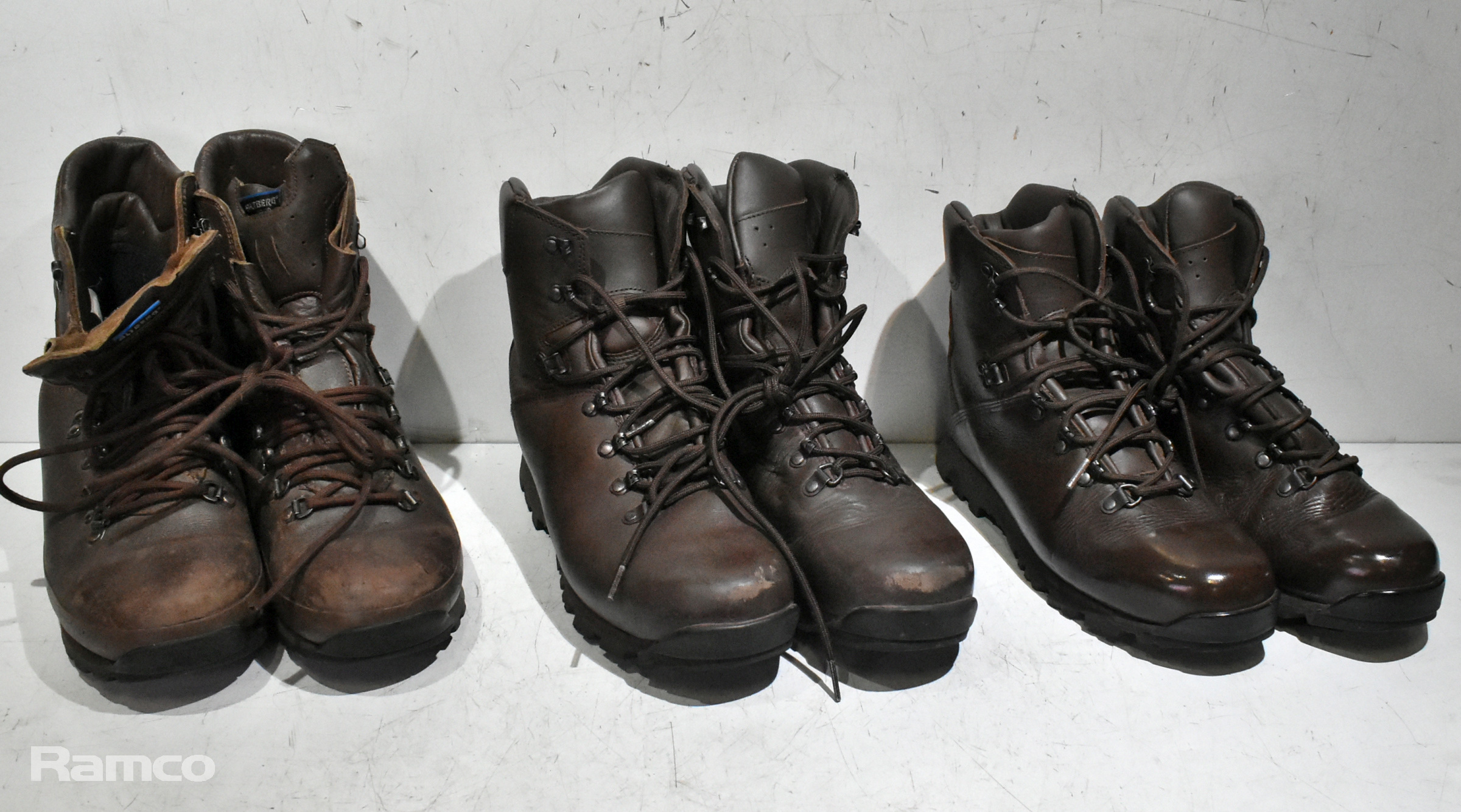 100x pairs of Grade 2 Various combat boots - may include - Magnum, YDS, Haix - mixed sizes - photo 1