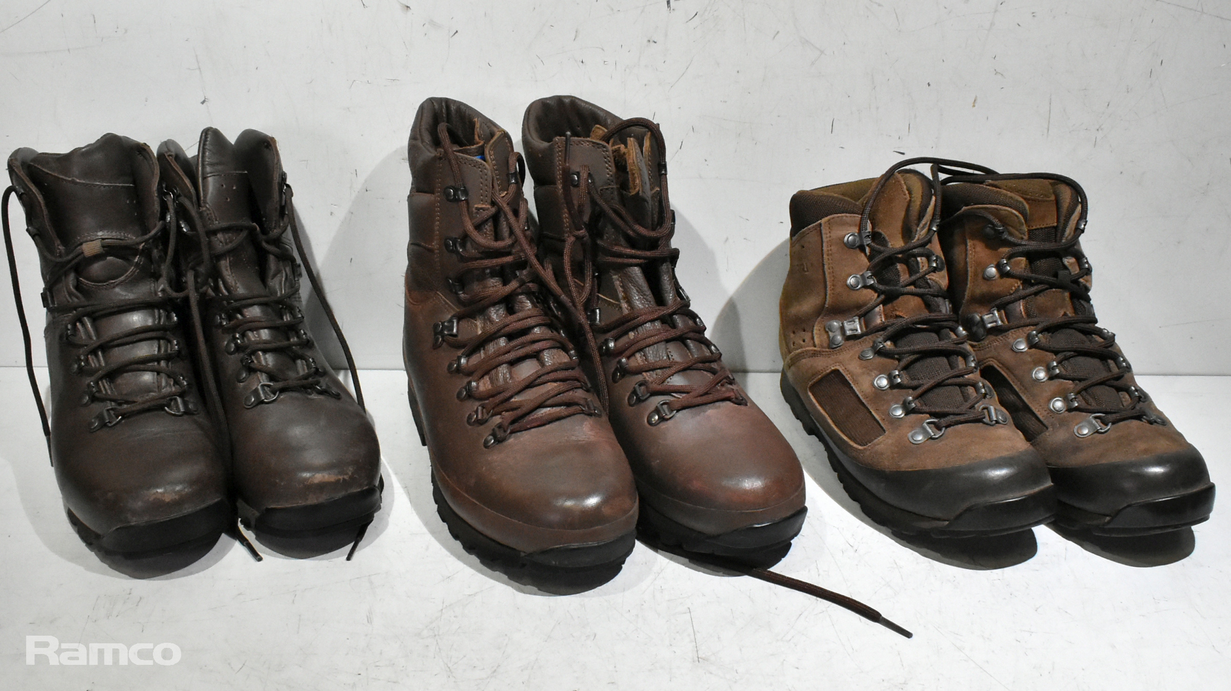 100x pairs of Grade 2 Various combat boots - may include - Magnum, YDS, Haix - mixed sizes - photo 1