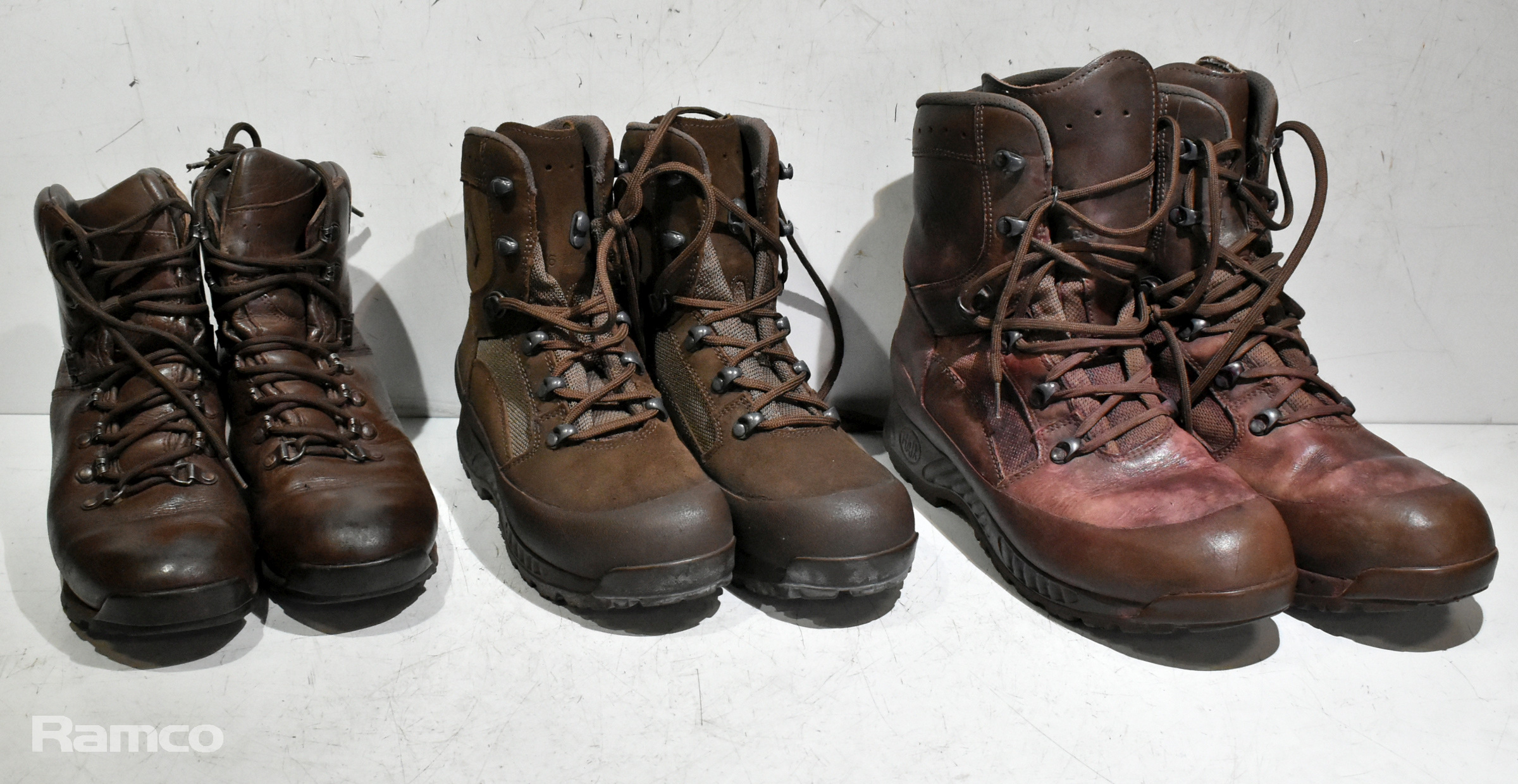 100x pairs of Grade 2 Various combat boots - may include - Magnum, YDS, Haix - mixed sizes - photo 1