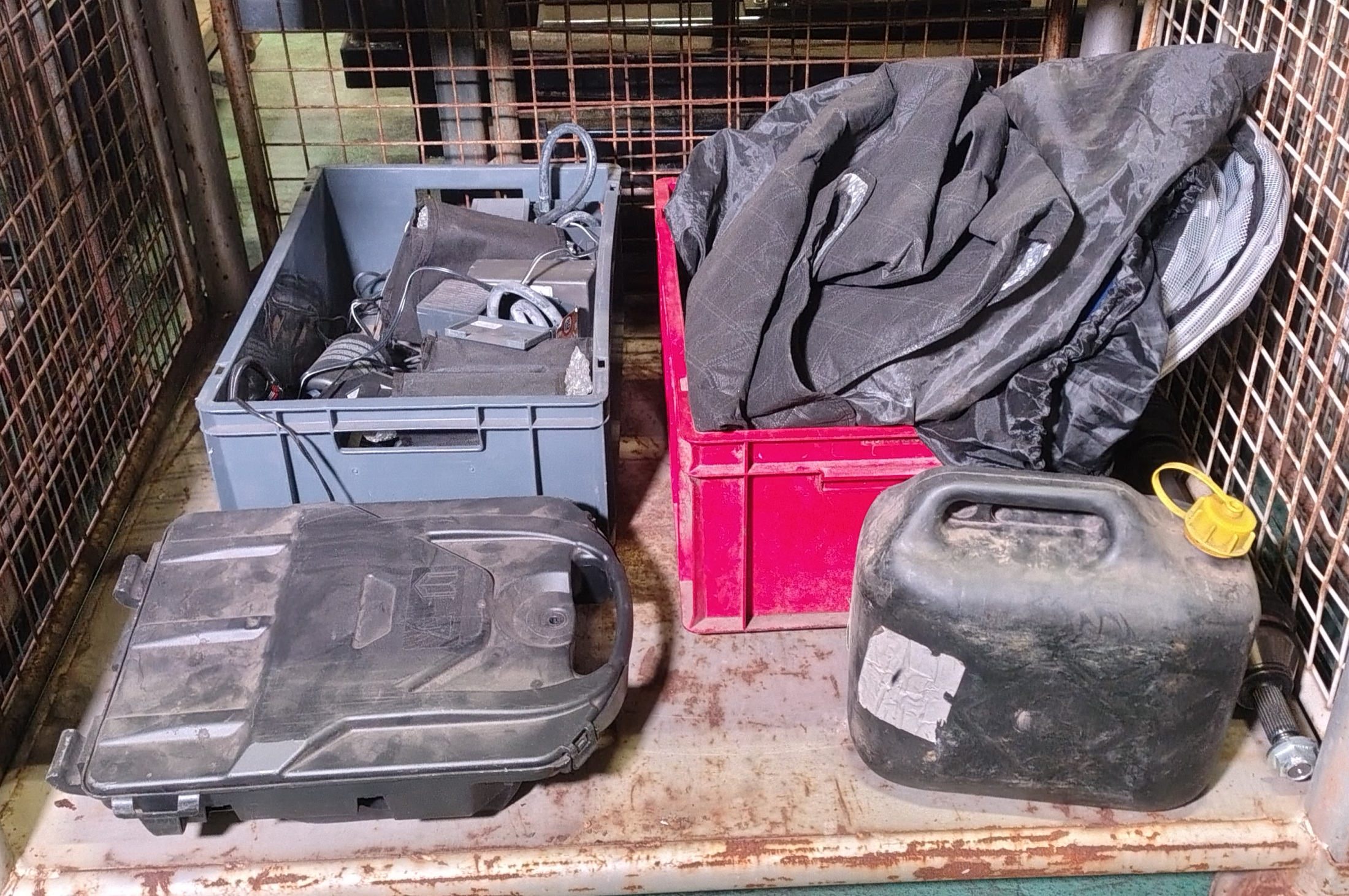 Car accessories - CV axle shaft assembly, seat, tyre and car covers, scissor lift in case - photo 1