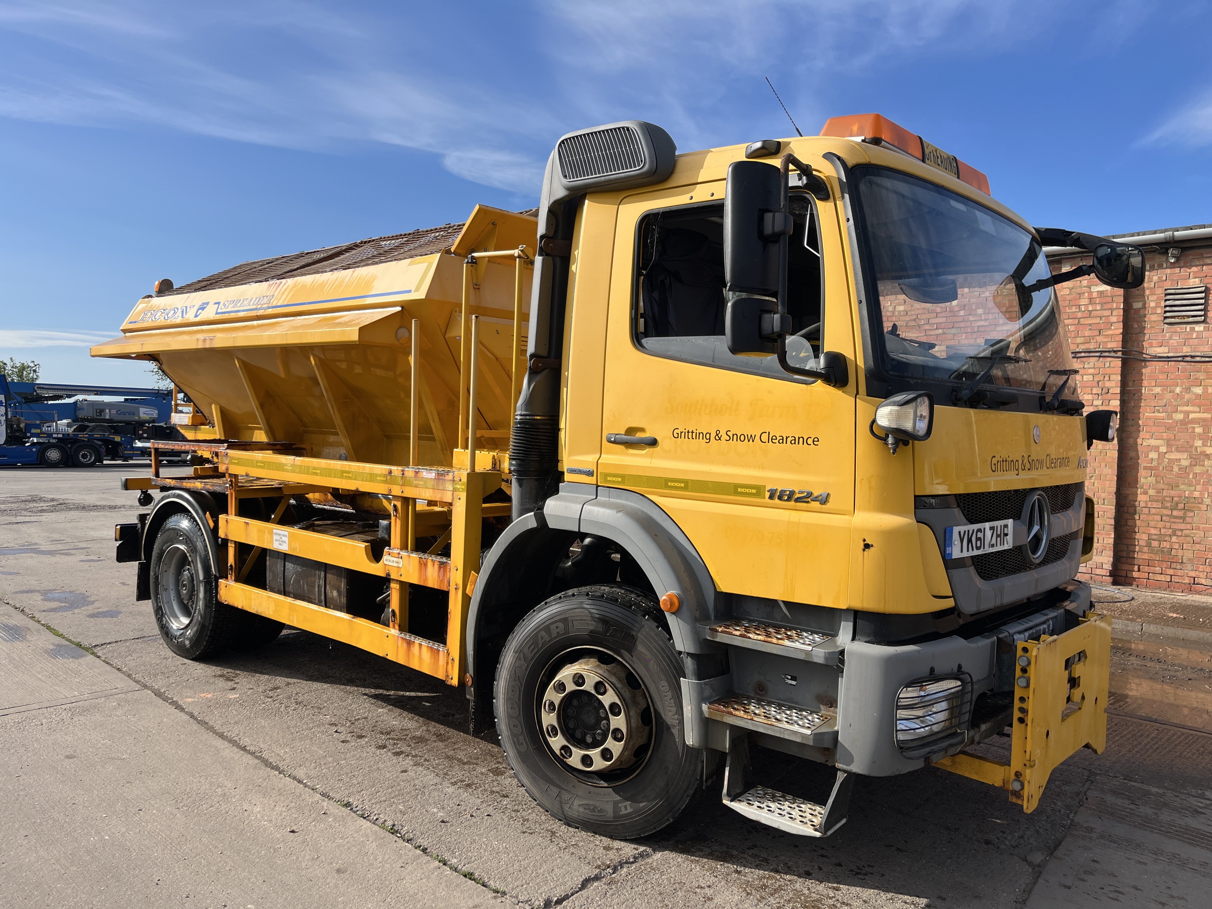 Mercedes-Benz 1824K gritting lorry - registration YK61 ZHR - see description - off-site collection - photo 1