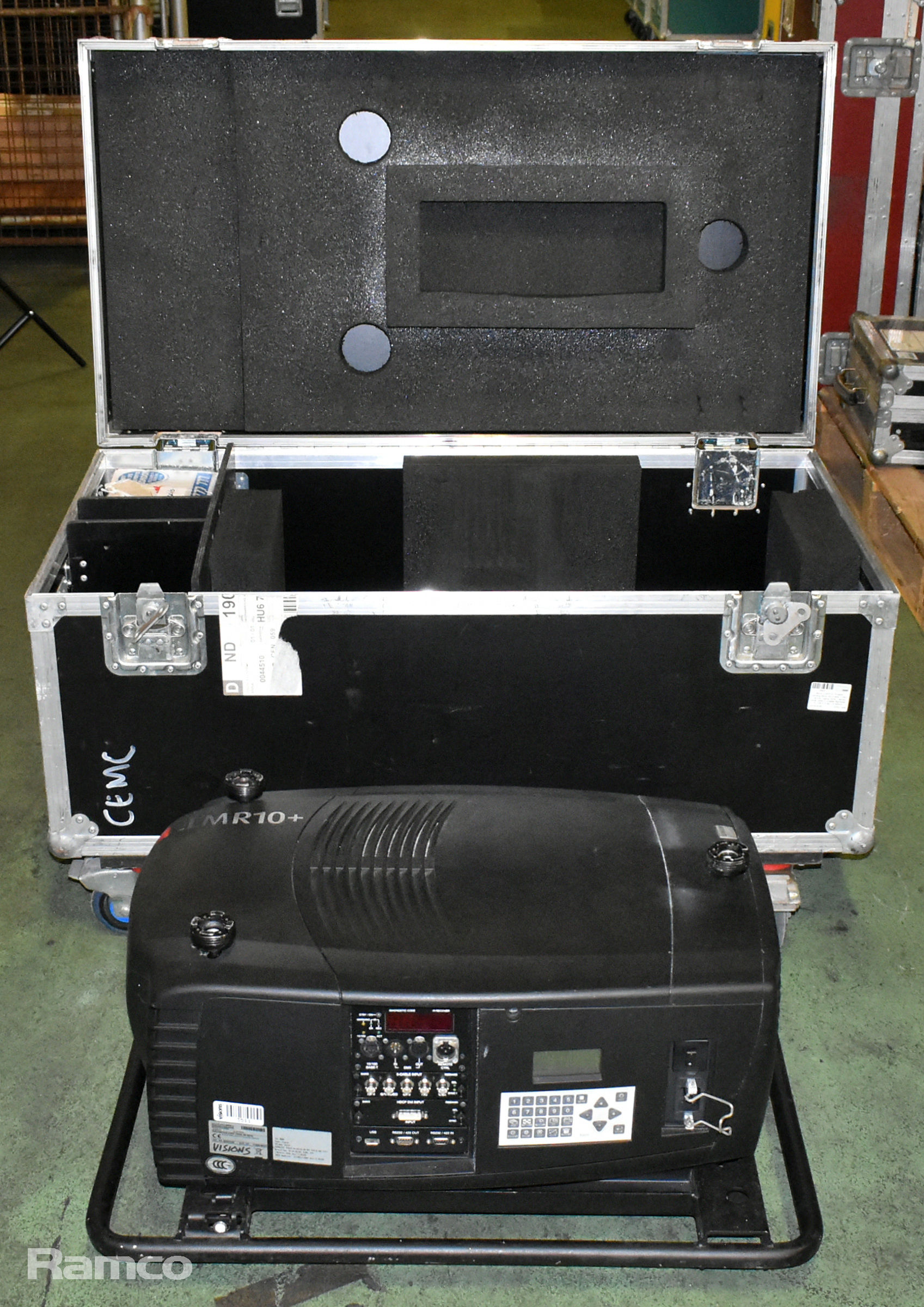 Barco CLM-R10+ Projector including Barco QCLD lens (0.85-1), remote, rigging frame + clamps in case - photo 1