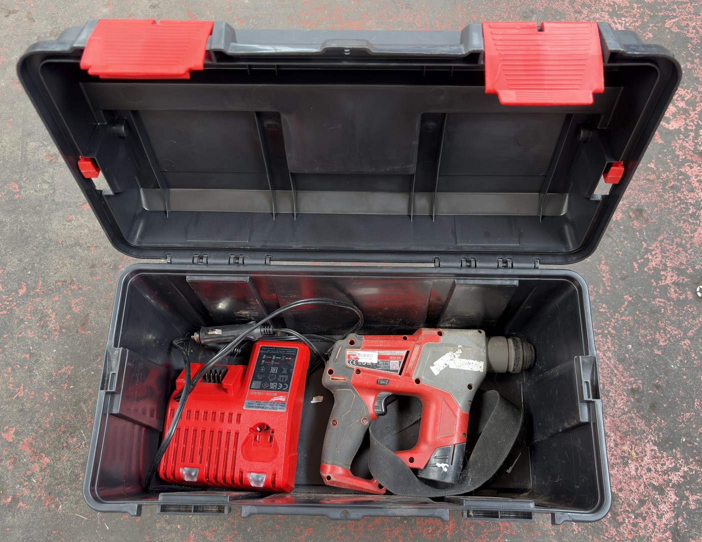 Milwaukee M12 CH 12v hammer drill c/w charger & battery in carry case - photo 1