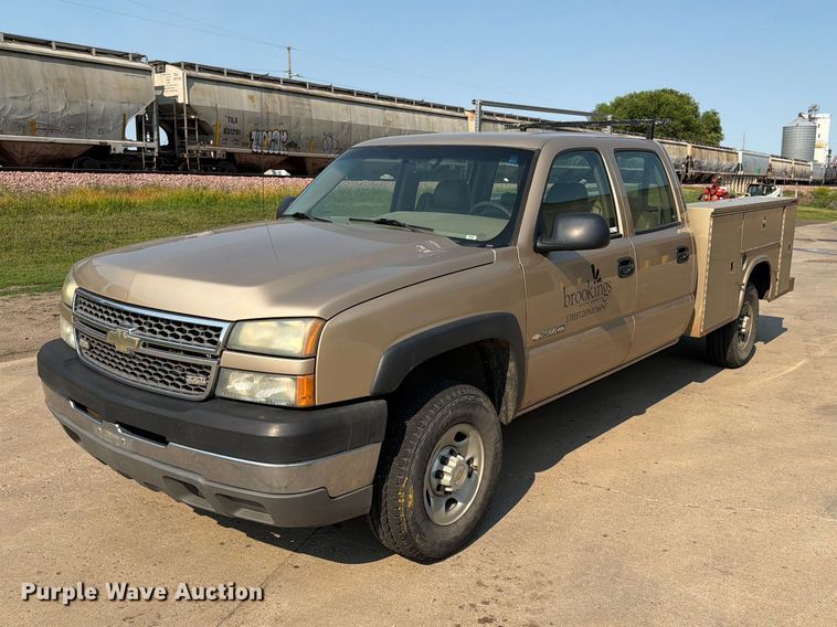2005 Chevrolet Silverado 2500HD Crew Cab Utility Bed Pickup Truck