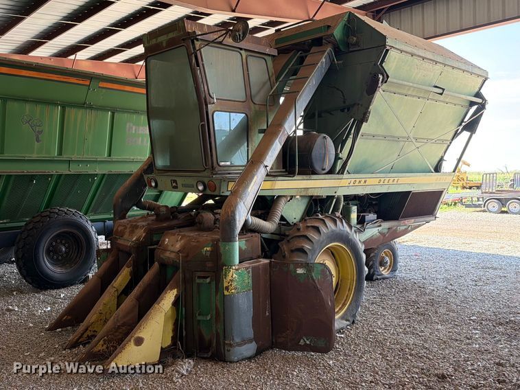 John Deere 9910 Cotton Picker