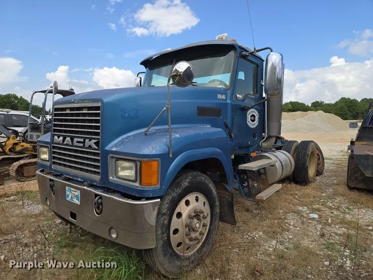 2007 Mack CHN Semi Truck