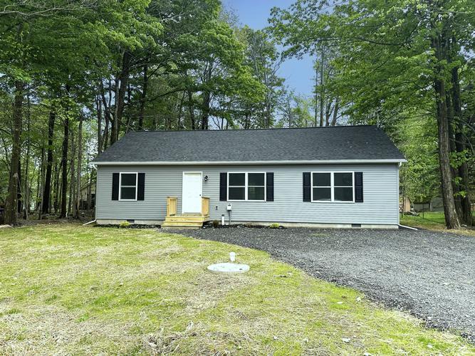 1726 ROLLING HILLS DRIVE, TOBYHANNA, PA
