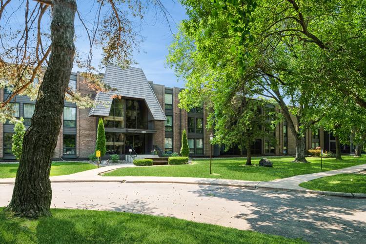 6105 Lincoln Drive #130, Edina, MN