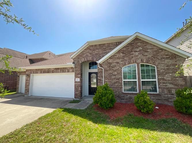 8707 E Crescent Lake Cir, Baytown, TX