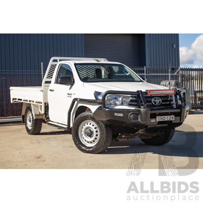 5/2017 Toyota Hilux SR (4x4) GUN126R C/Chas Glacier White Turbo Diesel 2.8L