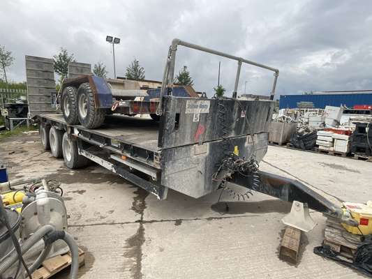 2022 Staines 32T Tri Axle Beaver Tail Trailer - photo 1