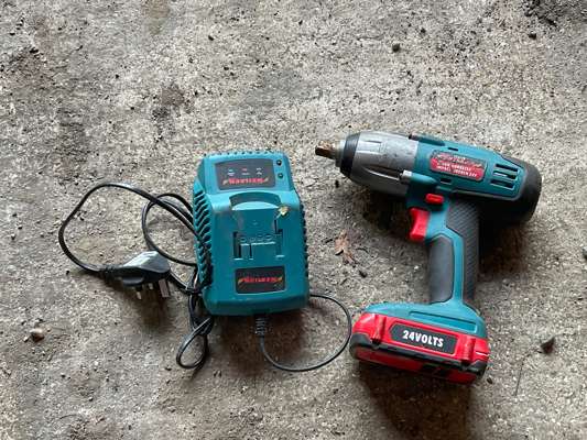 Neilsen CT3730 Impact Wrench & Charger 24v Battery - photo 1