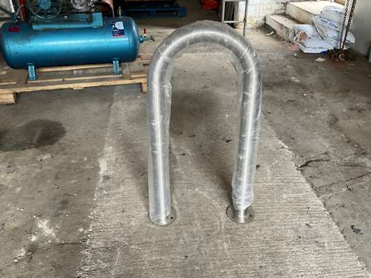 8 x Stainless Steel Bolt Down Barriers 1000x500mm - photo 1