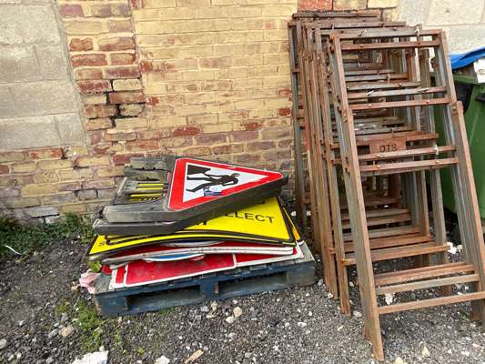 Pallet Of Road Traffic Signage & 11 x Frames - photo 1