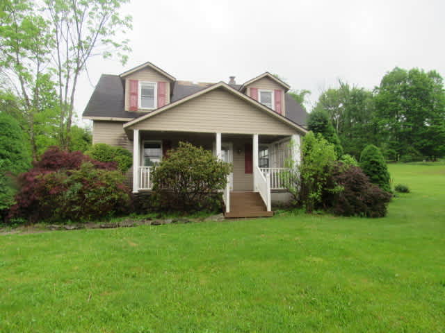 HUD Home — 2060 Oakridge Dr, Salix, PA 15952