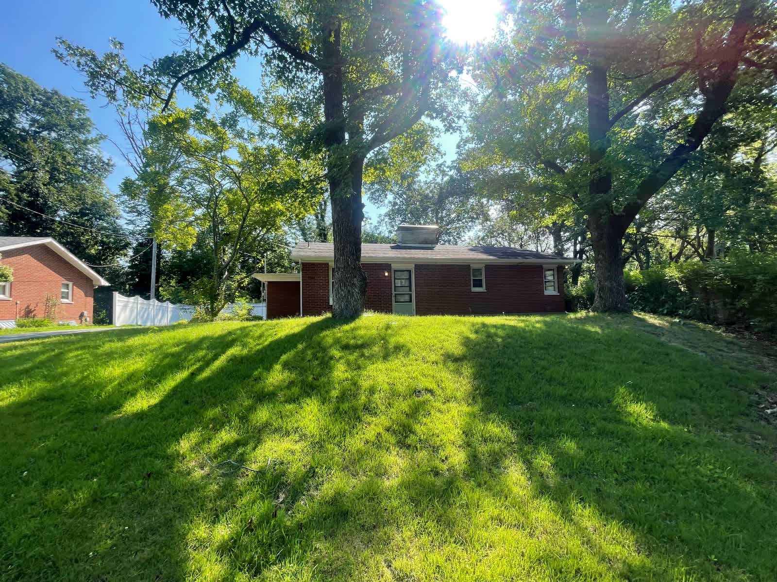 HUD Home β 2131 Hill Crest Dr, Highland, IL 62249