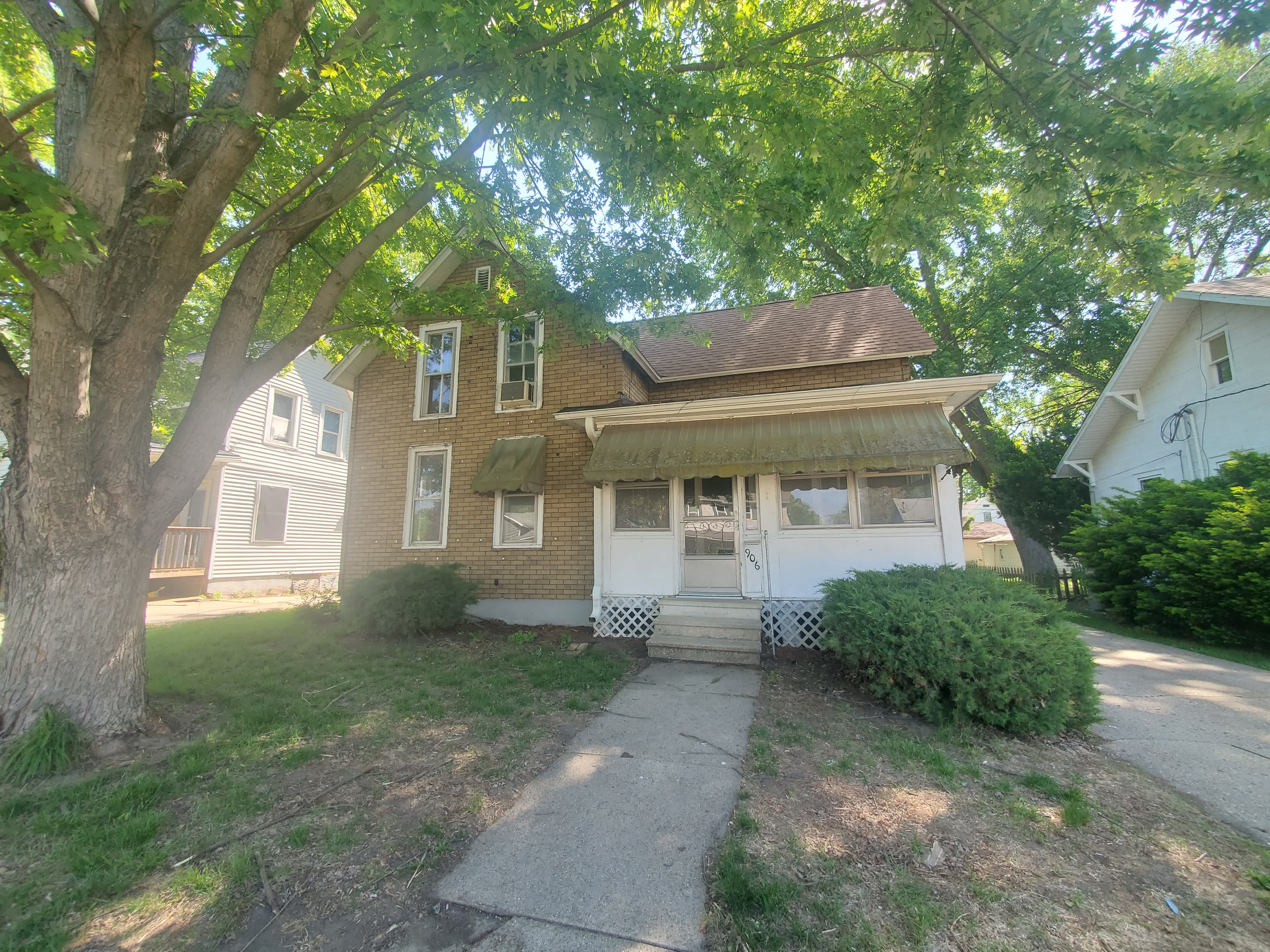 HUD Home — 906 3rd Ave, Sterling, IL 61081 - photo 1