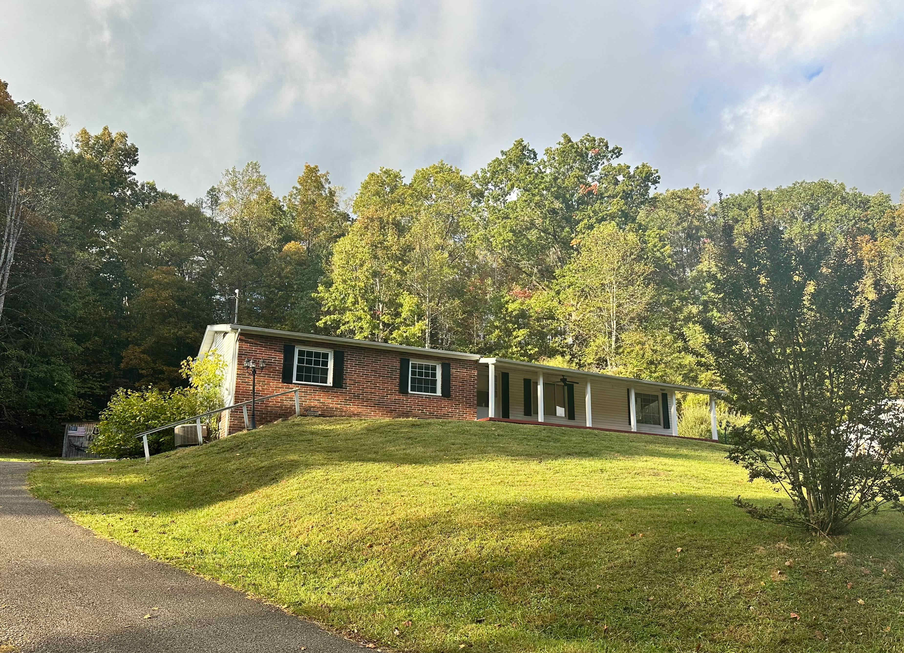 HUD Home — 786 Sleepy Creek Rd, Hurricane, WV 25526 - photo 1