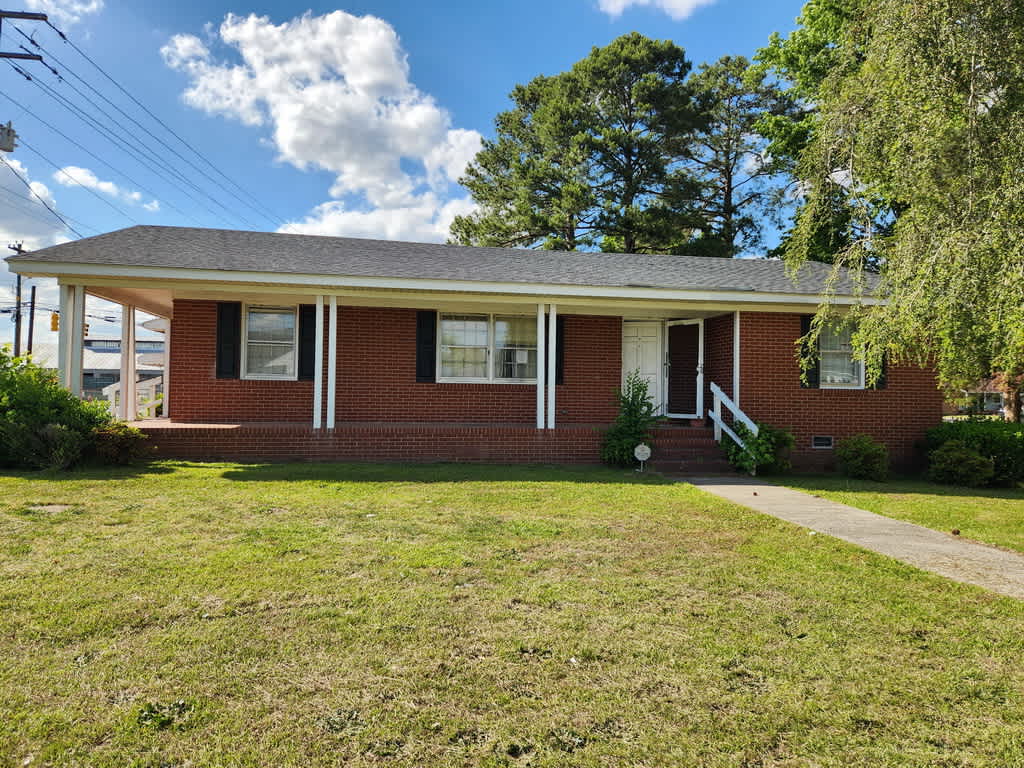 HUD Home — 200 Morrison Ave, Tarboro, NC 27886 - photo 1