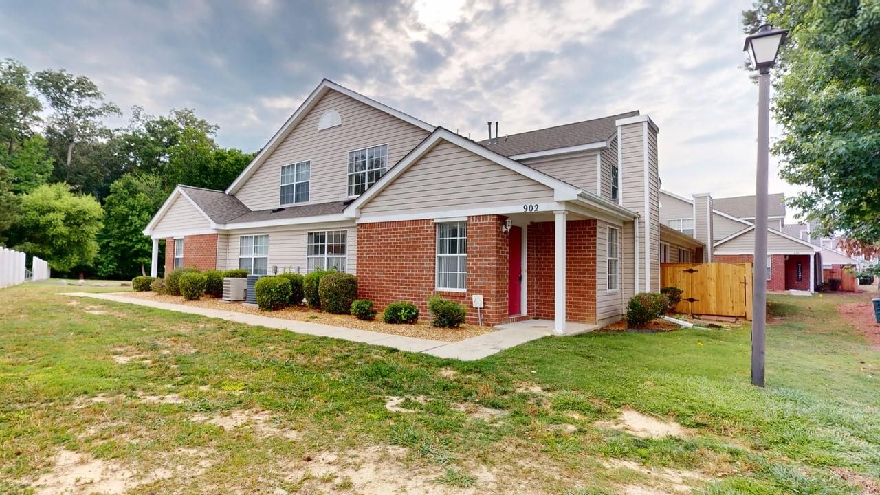 HUD Home — 902 Miller Creek Ln, Newport News, VA 23602 - photo 1