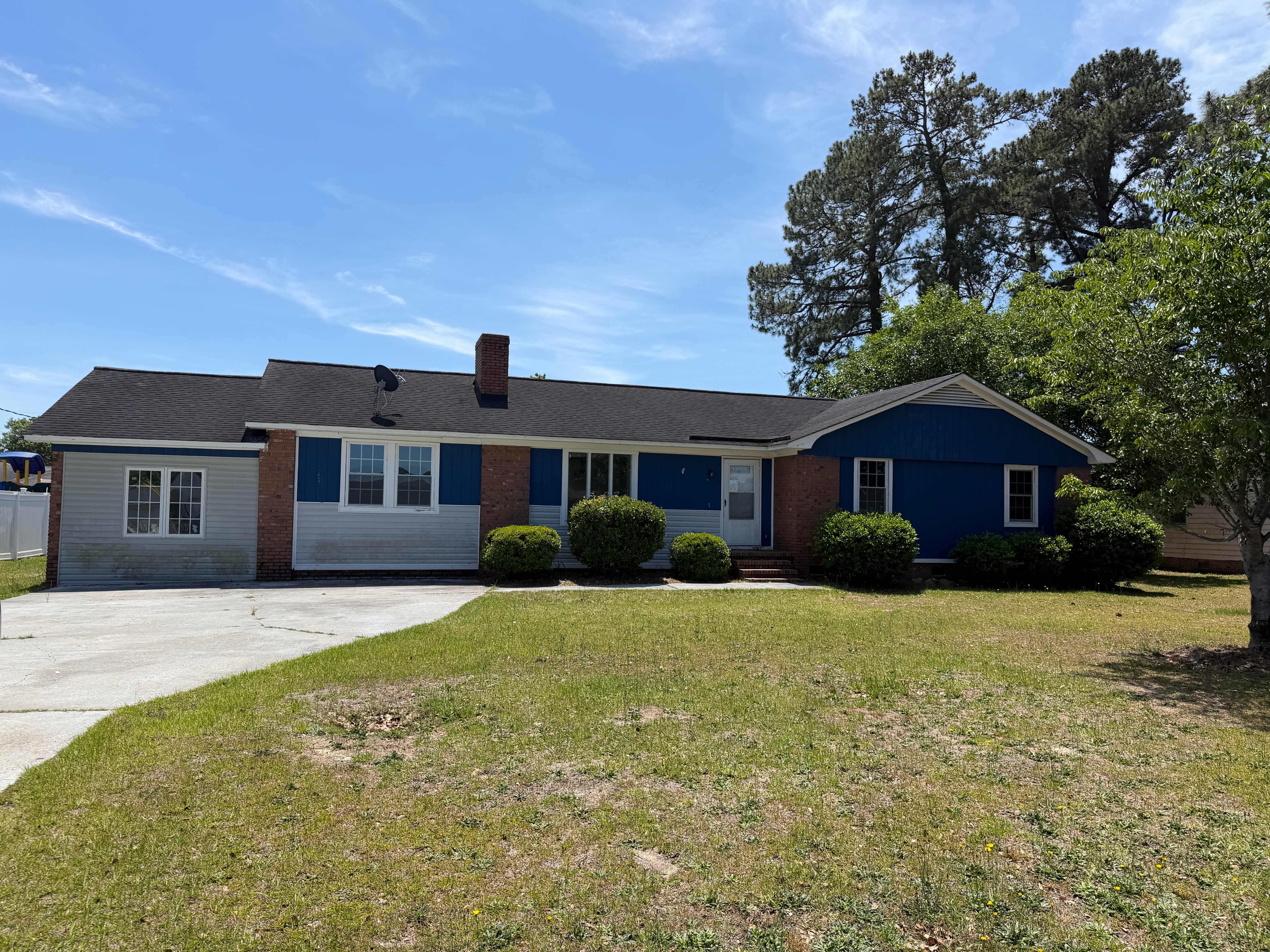 HUD Home — 304 E Suena Dr, Florence, SC 29505 - photo 1