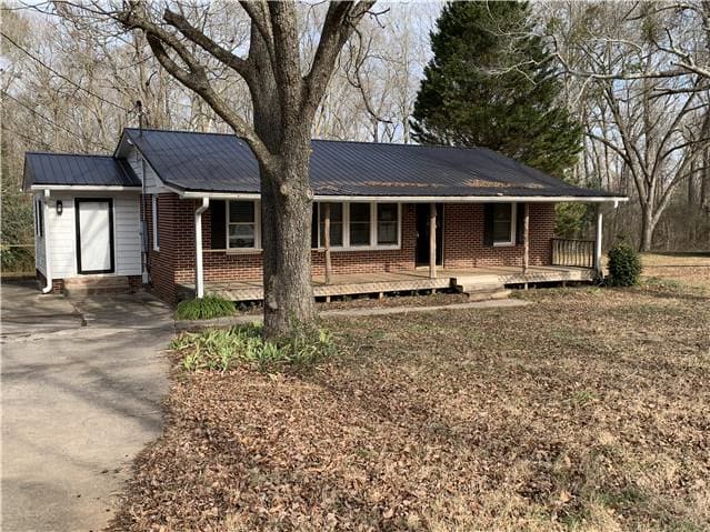 HUD Home — 145 Glendale Dr, Hartwell, GA 30643 - photo 1