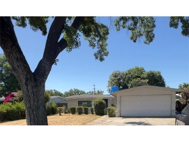 HUD Home — 1152 E Drummond Ave, Fresno, CA 93706 - photo 1