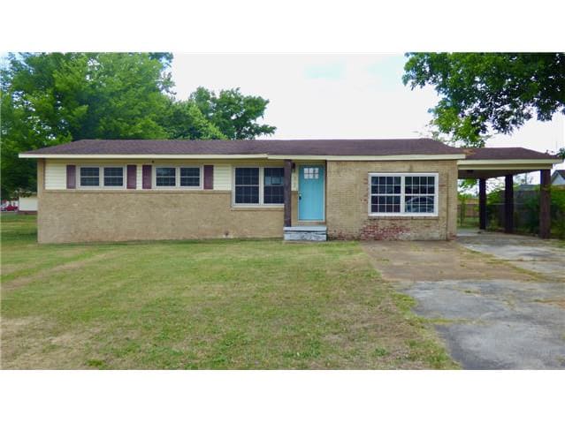 HUD Home — 402 Ford Street, Muscle Shoals, AL 35661 - photo 1