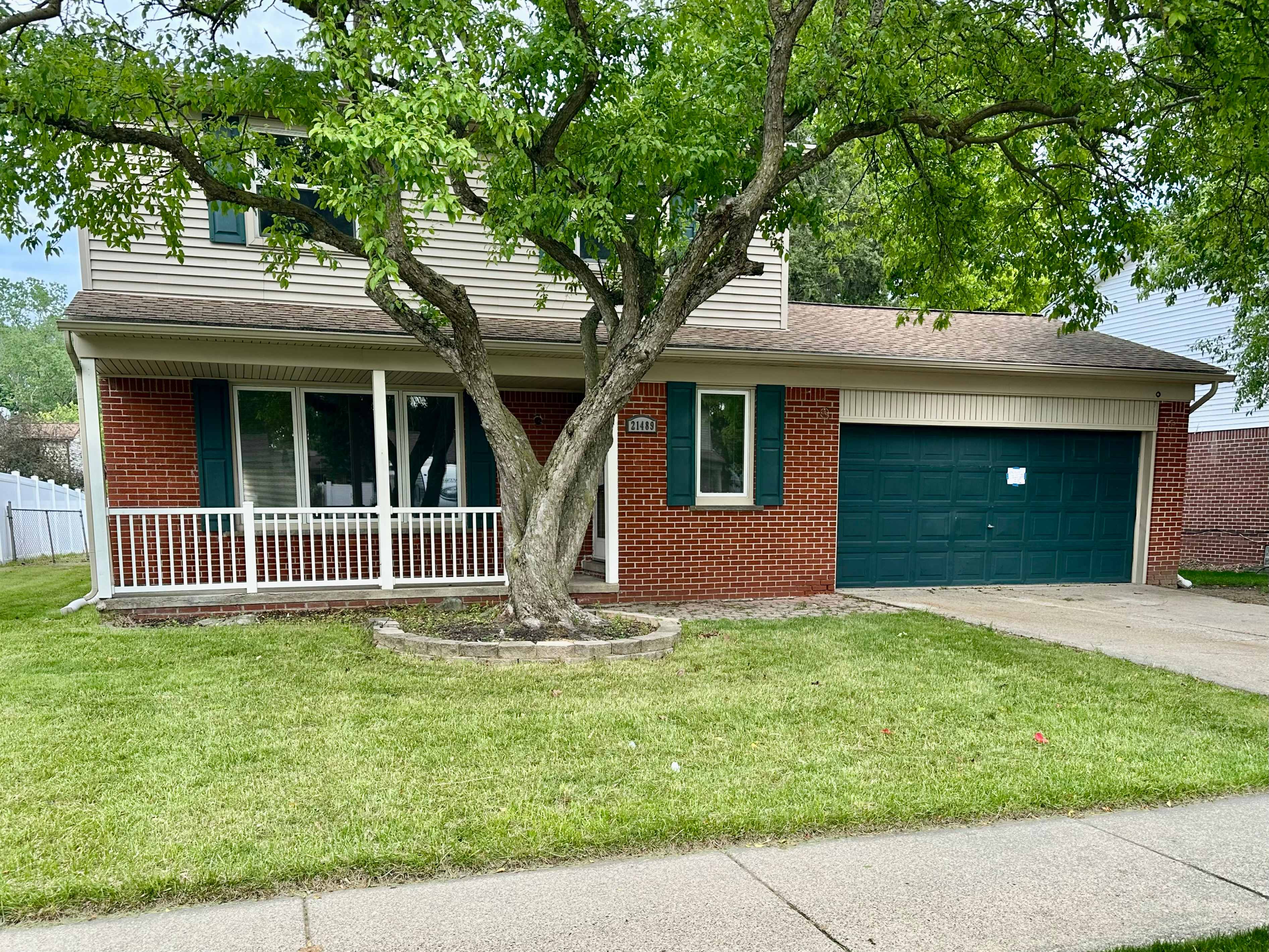 HUD Home — 21489 Danbury St, Woodhaven, MI 48183 - photo 1