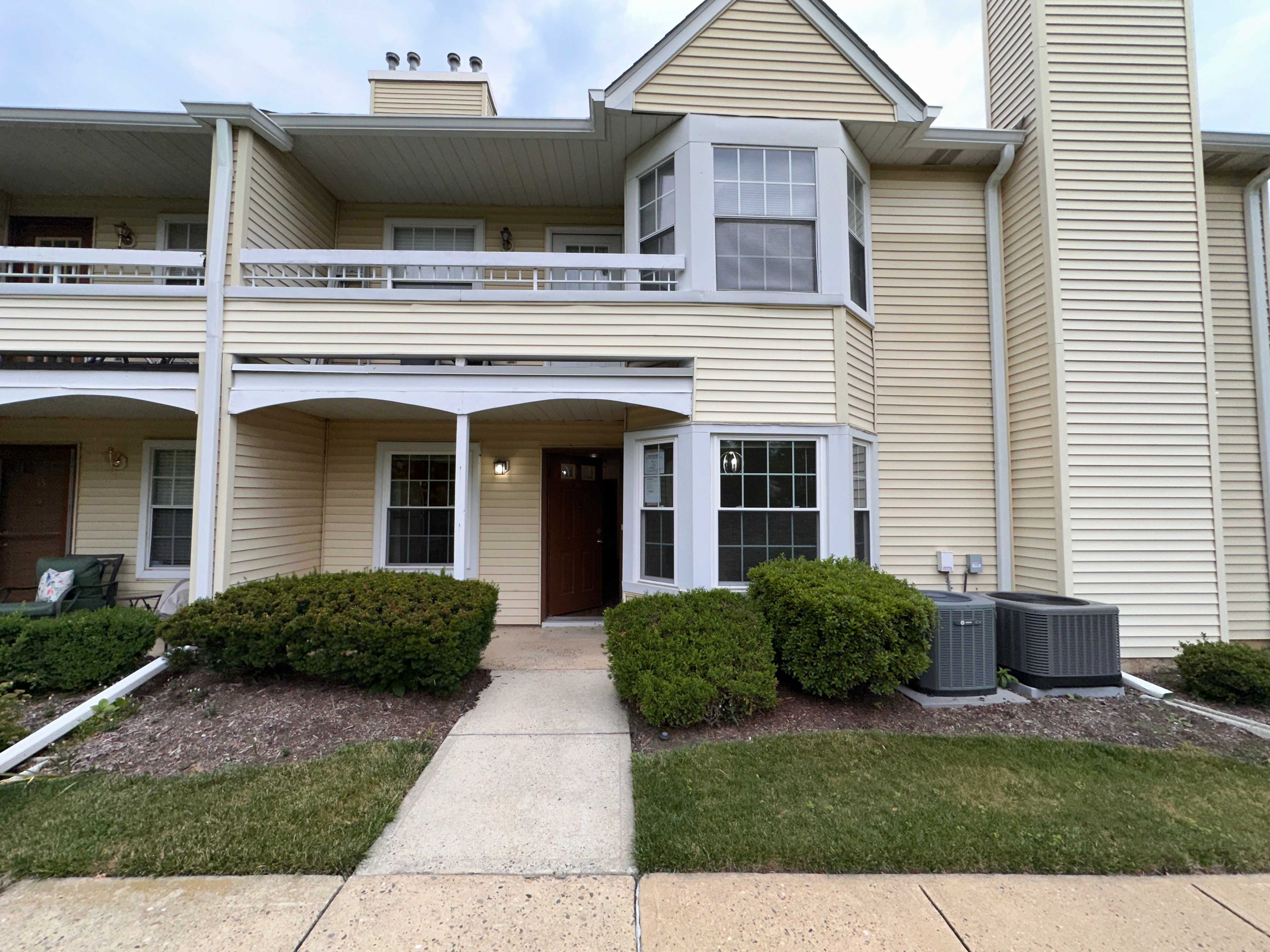 HUD Home — 16 Fryer Ct, Hightstown, NJ 08520 - photo 1