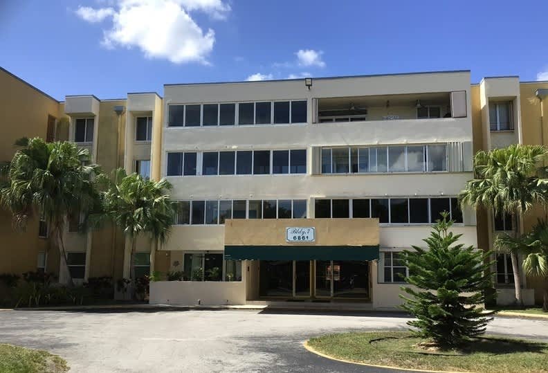 HUD Home — 6861 Sw 147th Ave Apt 3g, Miami, FL 33193 - photo 1