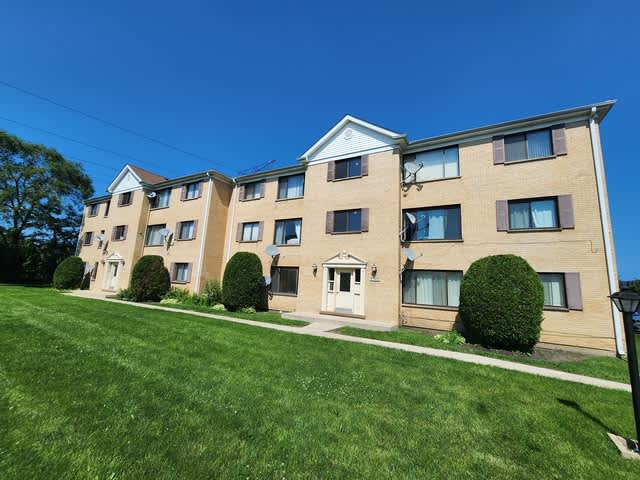 HUD Home — 9300 Hamilton Ct, Des Plaines, IL 60016 - photo 1