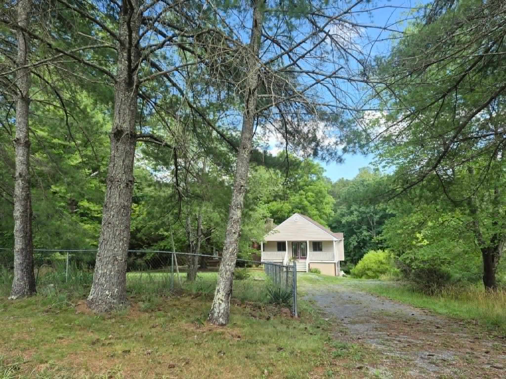 HUD Home — 1243 Thornbird Pl, Huddleston, VA 24104 - photo 1