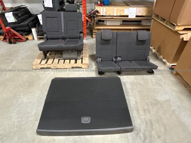 2020 Chevrolet Suburban Seats and Cargo Tray